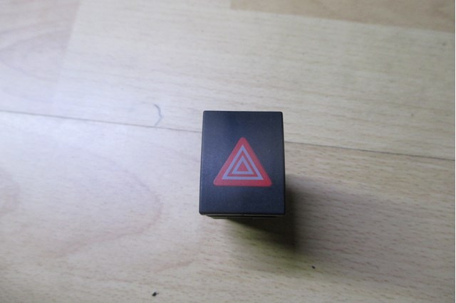 Кнопка аварийного сигнала 6Q0953235A VAG