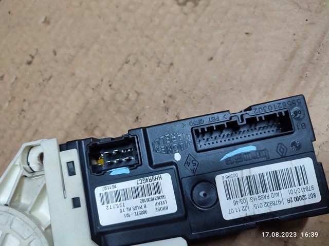 RENAULT 807300002R Мотор стеклоподъемника двери передней правой в наличии Кривой Рог