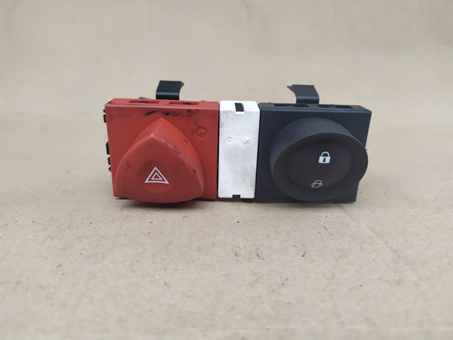 Кнопка включения аварийной сигнализации 8200095493 RENAULT