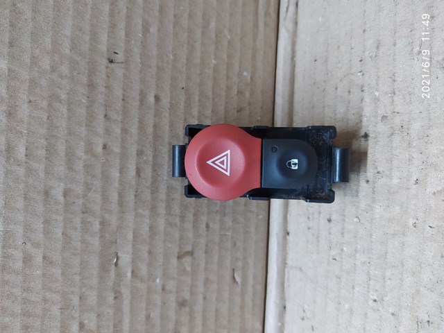 Кнопка аварийной сигнализации 8200523299 RENAULT