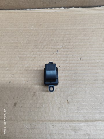 Кнопка подъемника переднего правого стекла D39766370 MAZDA