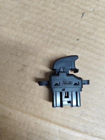 D39766370 MAZDA Кнопка стеклоподъемника передняя купить в Кривой Рог
