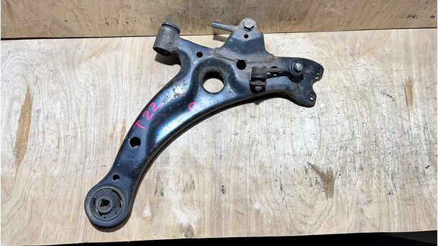 Рычаг передней подвески нижний, правый Тойота Авенсис I