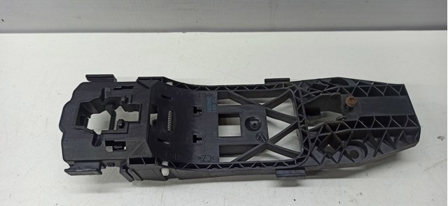 Держатель наружной ручки двери, передней правой 5N0839885C VAG