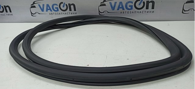 Уплотнитель двери передней, на (кузове) 5N0867911 VAG