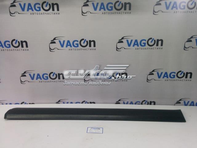 Молдинг передней правой двери, нижний 7L6837788D VAG