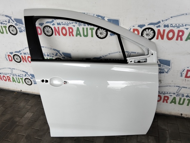 Пассажирская передняя дверь 801004005R RENAULT