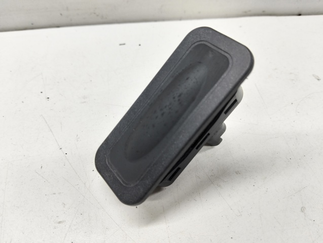 Кнопка привода замка третей/пятой двери 8200076256 RENAULT