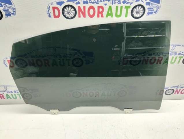 Стекло задней правой двери 823001CA1A NISSAN