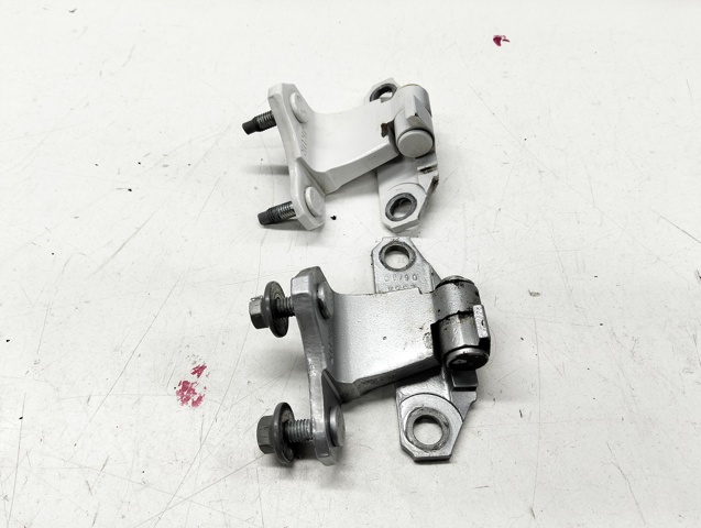 Петля двери задней правой 824001CA0A NISSAN