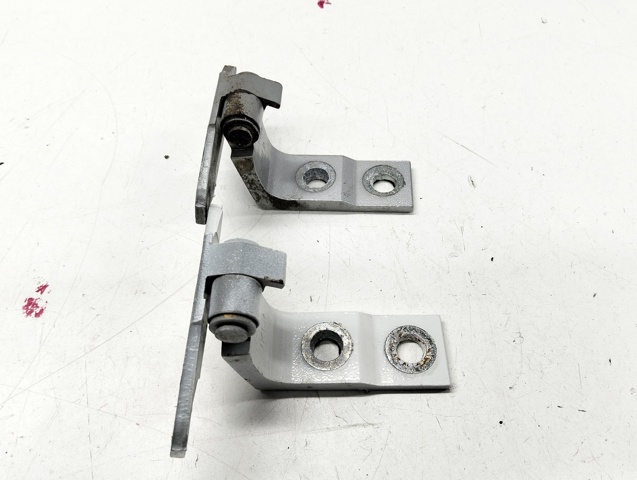 Петля задней правой двери 824201CA0A NISSAN
