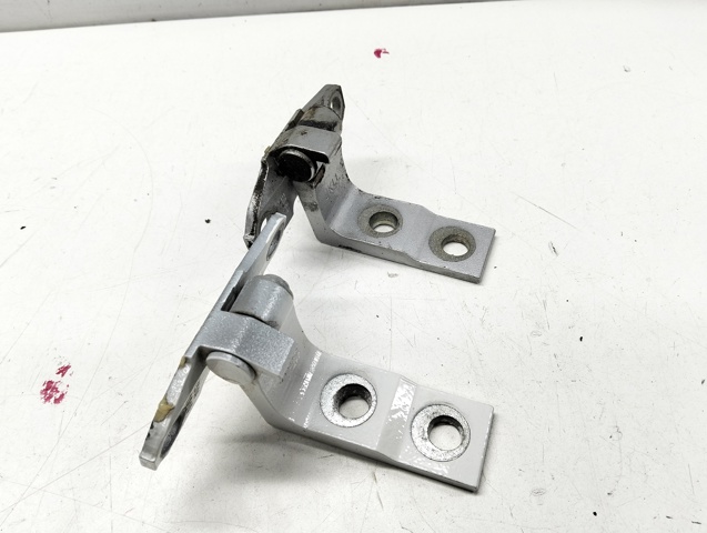 Петля задней двери, левой 824211CA0A NISSAN