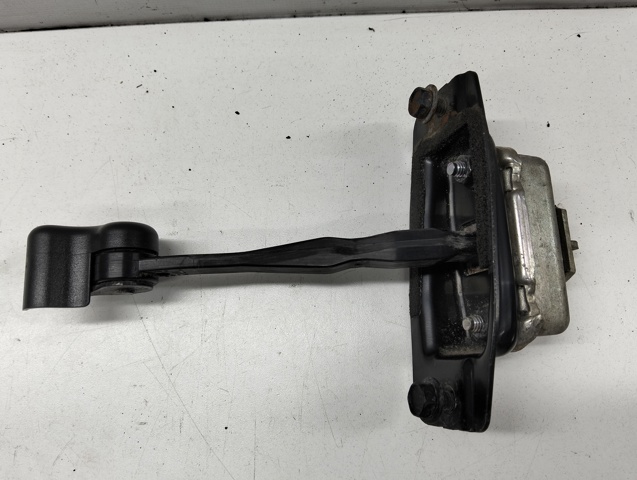 NISSAN 824301CA0A Ограничитель задней двери в наличии Днепр