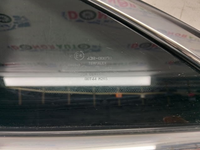 NISSAN 833011CA0A Стекло кузова (багажного отсека) левое в наличии Ужгород