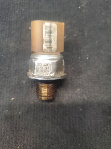 Датчик давления топлива 03L906054A VAG