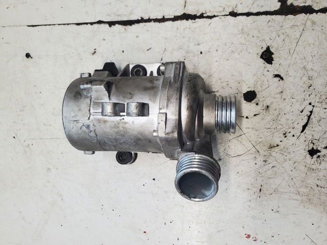 BMW 11517586925 Помпа водяная (насос) охлаждения в наличии Чернигов