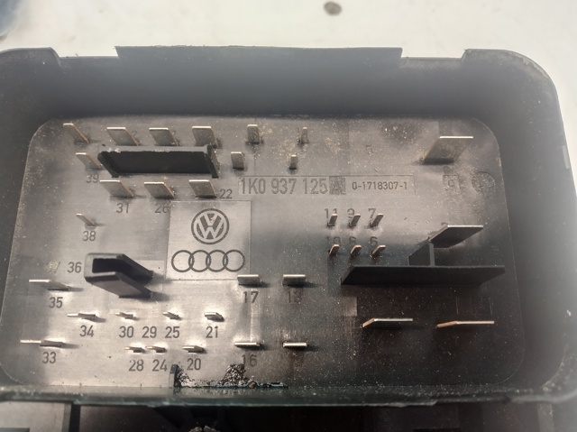 Панель предохранителей Volkswagen Touran I