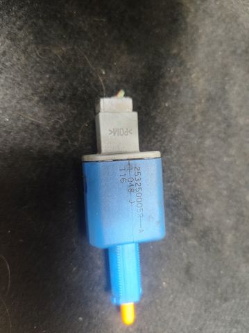 253250005R RENAULT Датчик включения сцепления  купить в Ужгород