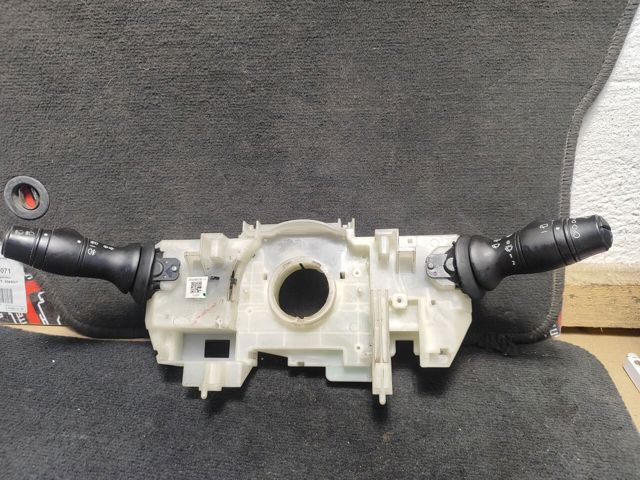Переключатель подрулевой 255670017R RENAULT
