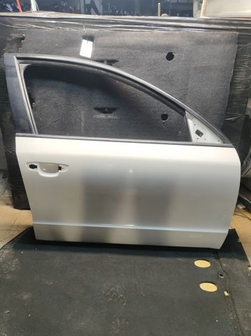 Пассажирская передняя дверь 3T0831056 VAG