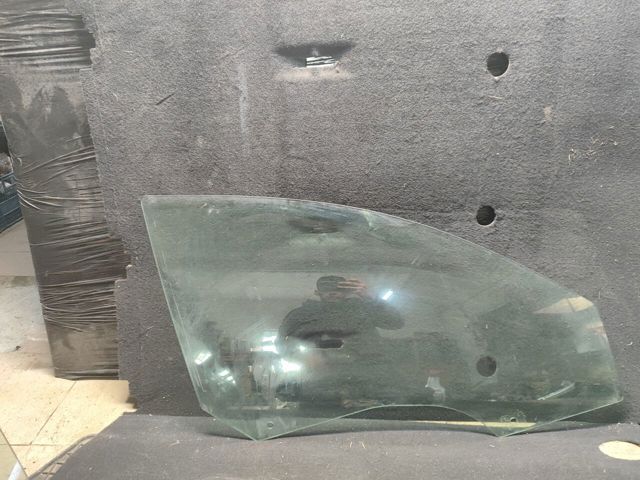 Стекло двери передней правой 3T0845202B VAG