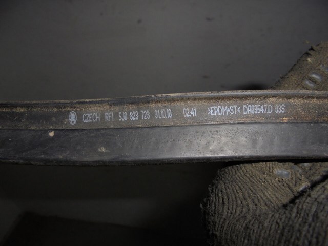5J0823723 VAG Уплотнитель капота купить в Харьков
