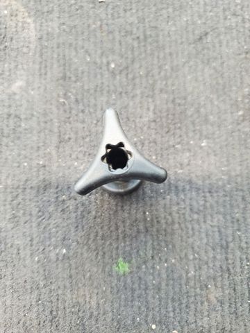 Гайка заднего фонаря 7703041042 RENAULT