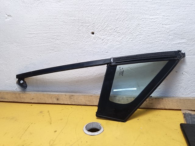 Стекло-форточка двери, передней, правой 802621044R RENAULT