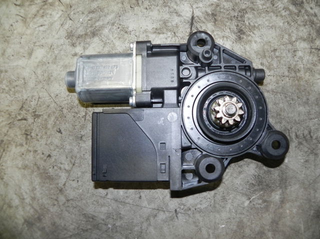 Б/у моторчик стеклоподьемника переднего правого renault megane iii  (2014) код: нф-00003499 807301396R