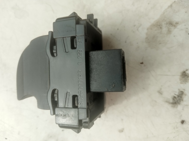 809600018R RENAULT Кнопка включения мотора стеклоподъемника передняя правая купить в Павлоград