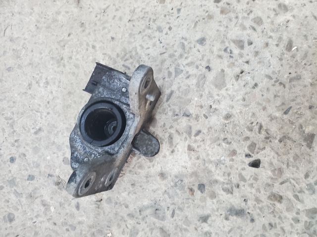 Кронштейн подушки коробки передач 8200003831 RENAULT