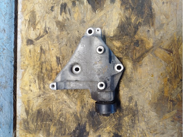 Кронштейн компрессора кондиционера 8200025937 RENAULT