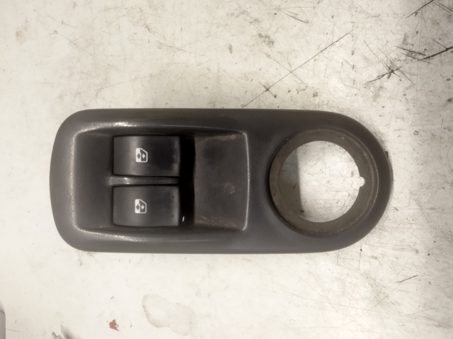 Кнопки переднего левого стекло подъёмника 8200057319 RENAULT