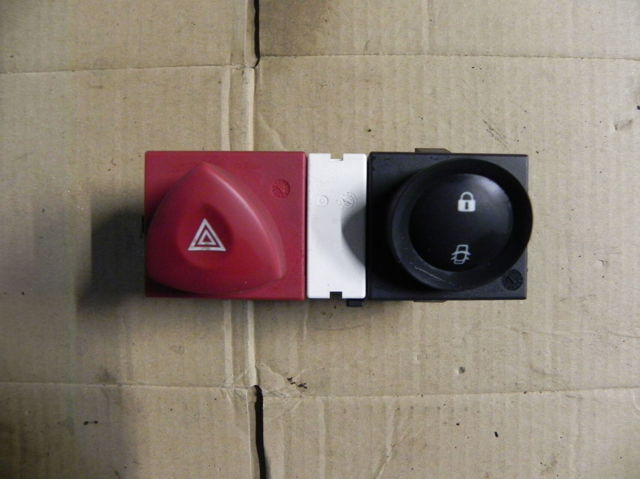8200095493 RENAULT Кнопка включения аварийного сигнала купить в Украина