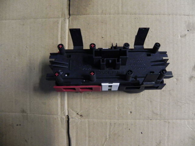 Кнопка включения аварийной сигнализации 8200095493 RENAULT