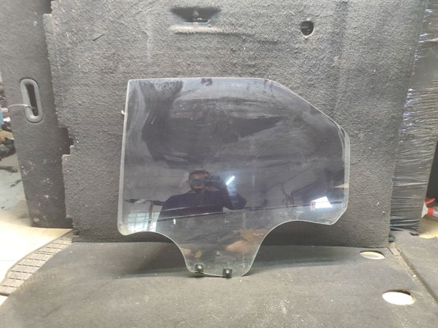 Стекло двери задней левой 8200211930 RENAULT