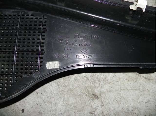 Водосток лобового стекла, жабо 8200290131 RENAULT