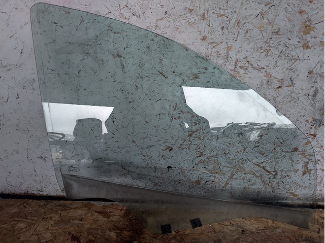 Стекло пассажирской двери 8200733026 RENAULT