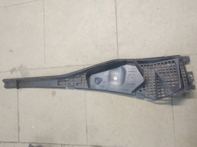 Решетка стеклоочистителей, левая 8200825457 RENAULT