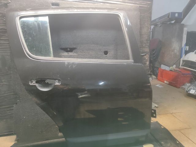 Дверь пассажирская задняя правая 821008795R RENAULT