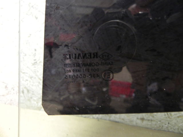 Окно задней двери 823000026R RENAULT