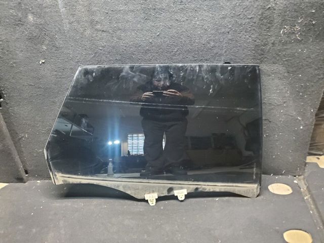 Стекло задней правой двери 82300CA00A NISSAN