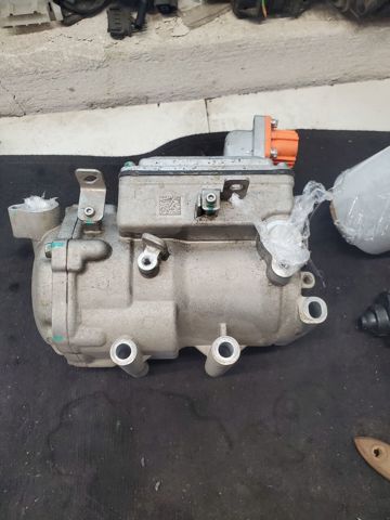 Компрессор климатической установки 926007596R RENAULT