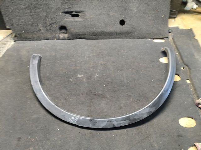 Молдинг арки колеса заднего, правый 93828JD000 NISSAN