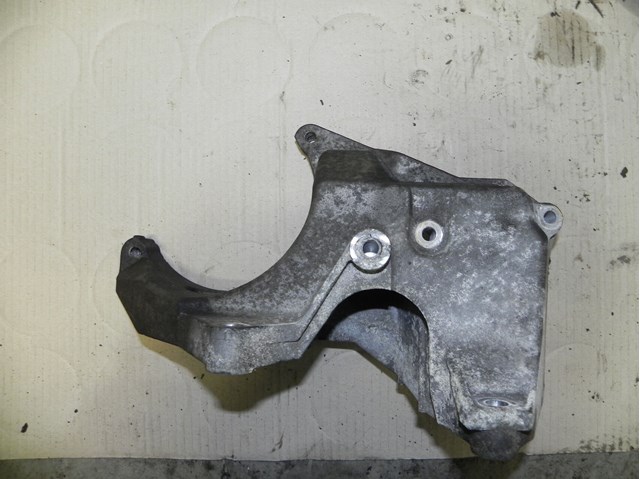 Кронштейн компрессора кондиционера 96184912 GM
