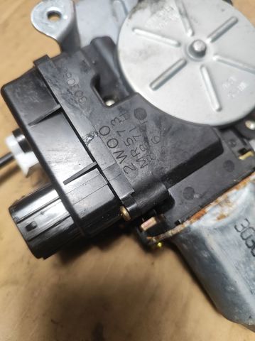 MR573887 Мотор стеклоподъемника двери задней левой купить Николаев
