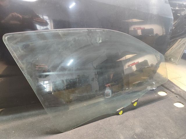 Стекло передней двери, правой MR978106 MITSUBISHI