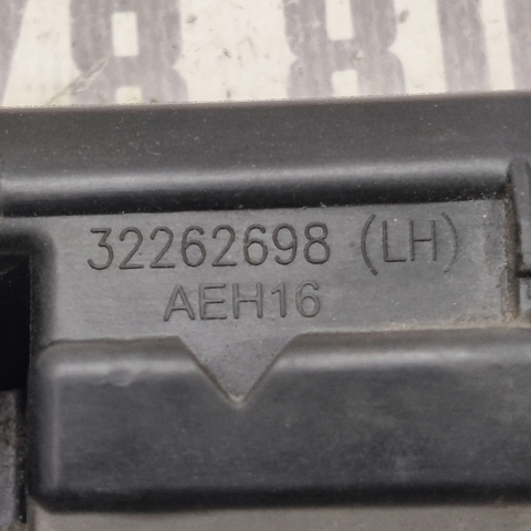Кронштейн наружной накладки порога левой 32262698 VOLVO