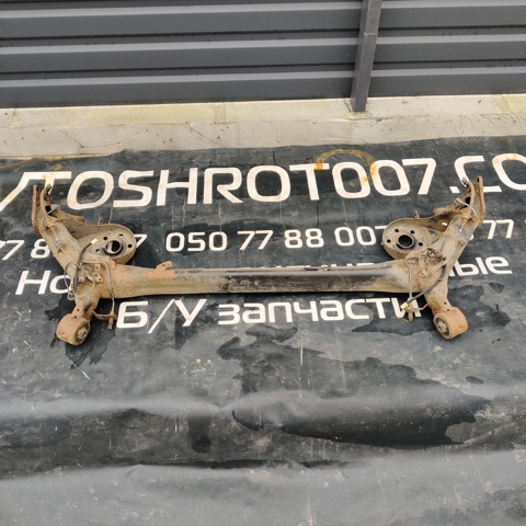 Поперечина задней подвески 4210112171 TOYOTA