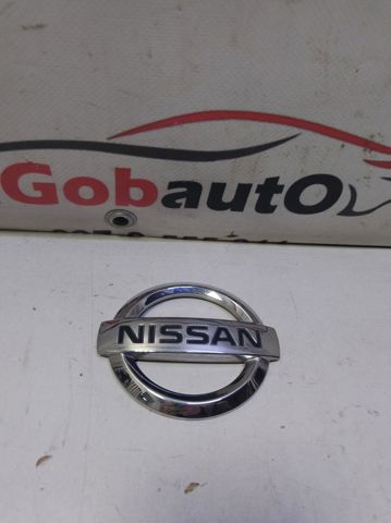 Эмблема на крышку багажника 90890JD000 NISSAN